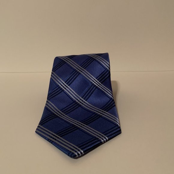 IZOD Blue Striped Men's Necktie - Picture 2 of 8